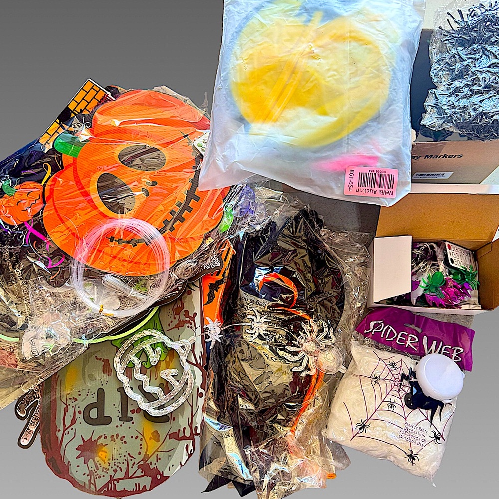 NWT Random Assortment of Halloween Decorations &‎ Accessories